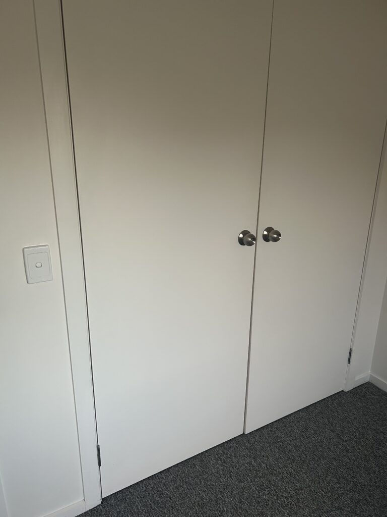 Wardrobe doors and walls freshly cleaned after deep cleaning service – Wodonga
